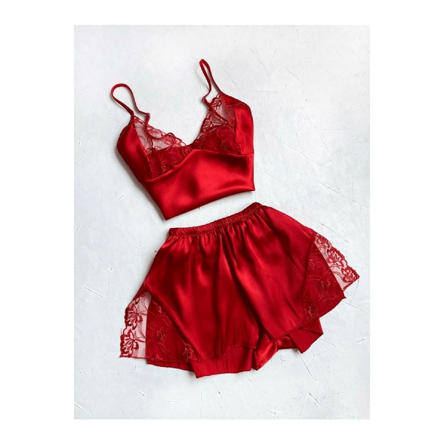 

Комплект кружевных шорт с глубоким вырезом