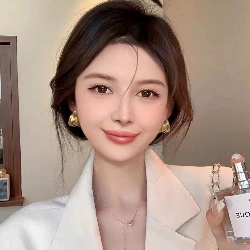 Luxury Retro Hollow Metal C-Shaped Hoop Earrings for Women
