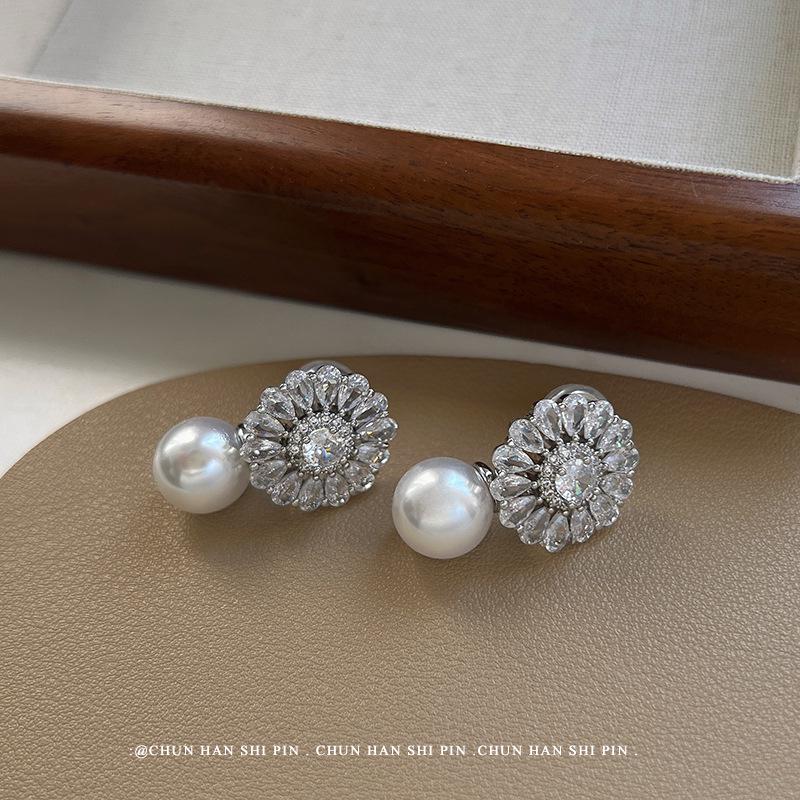 

Elegant Zircon Flower Pearl Ear Clips for Women - Non-Piercing Retro Earrings, Light Luxury Exaggerated Coil Design