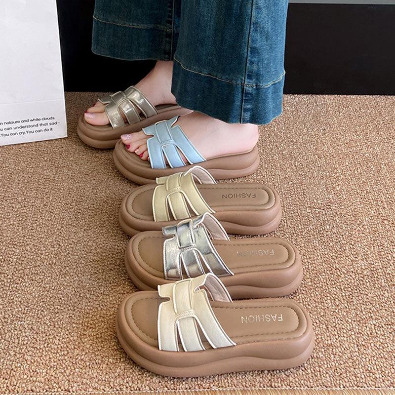 With skirt, stepping on shit sandals, beach one-word drag women wear 2025 new thick-soled silver cool slippers in summer