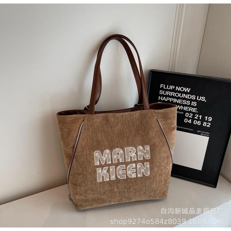 

Casual large-capacity handbag women s 2025 autumn and winter new fashion trend shoulder bag simple commuter tote bag коричневый