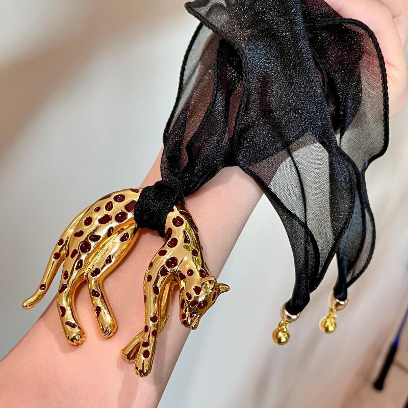 Collar Colgante de Malla con Estampado de Leopardo y Goteo de Aceite Retro con Cadena para Clavícula con Encanto Vintage y Aspecto de Lujo Ligero y de Alta Gama