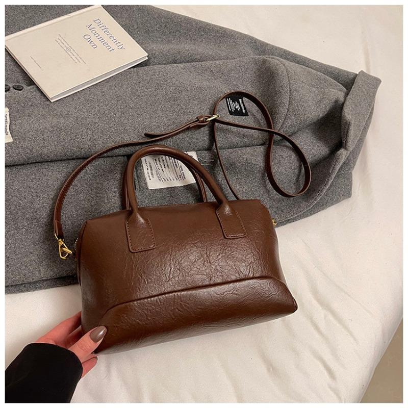 

Large capacity portable small square bag retro fashion commuter shoulder bag autumn high value messenger bag women