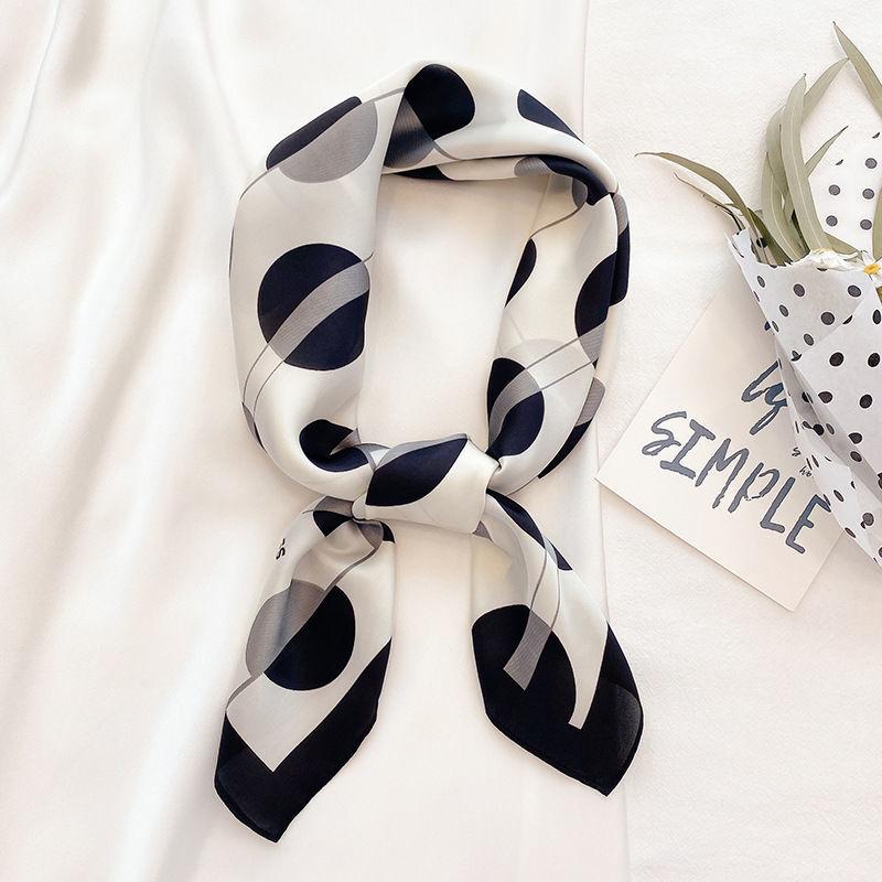 Korejský puntíkovaný malý čtvercový šátek: Dámský studentský literární dekor Jarní a podzimní univerzální kravata Chránící krk Módní šátek