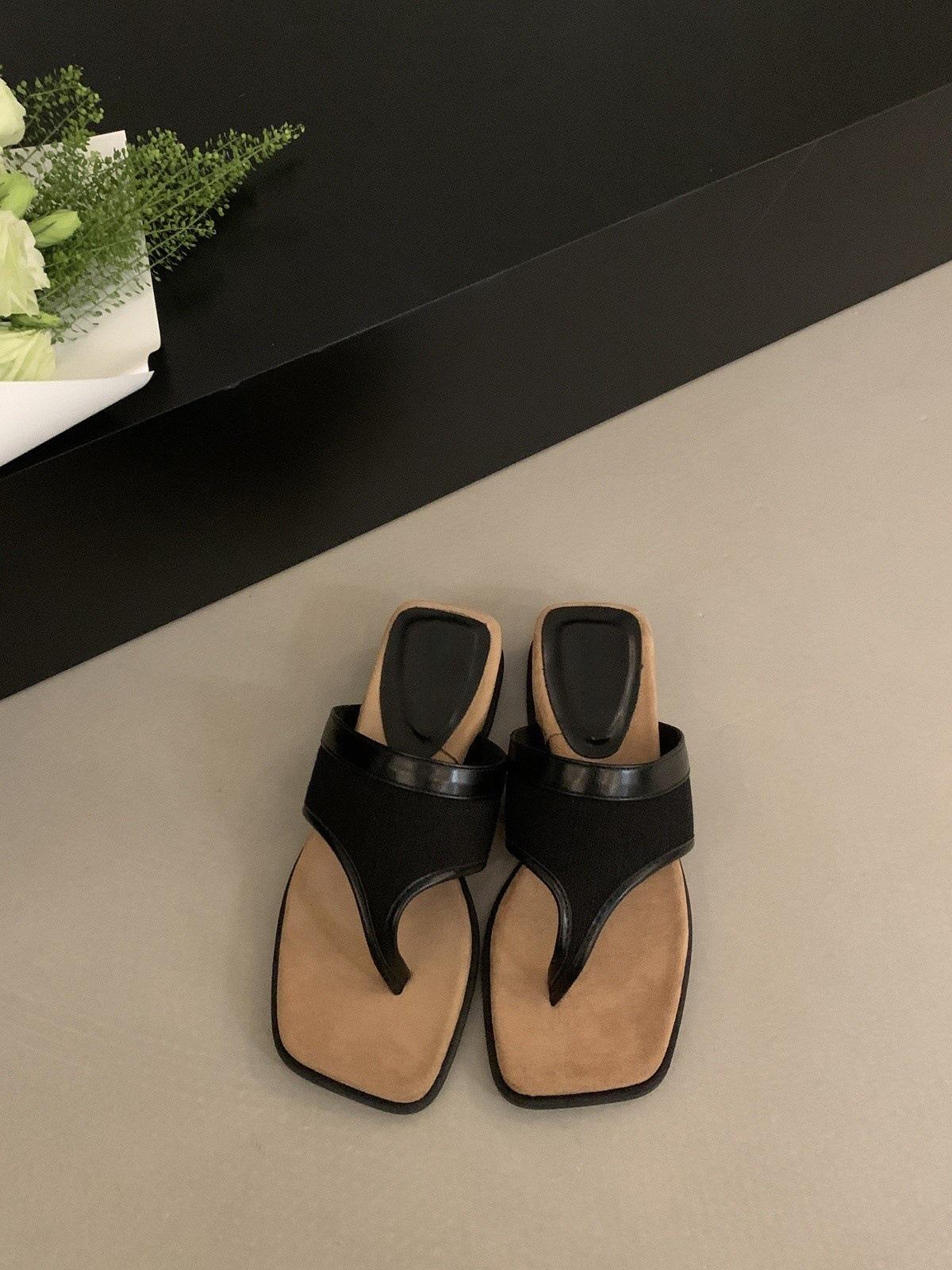 

Slope heel square head temperament toe flip-flops shoes women s 2025 new summer skirt retro vacation beach sandals 35