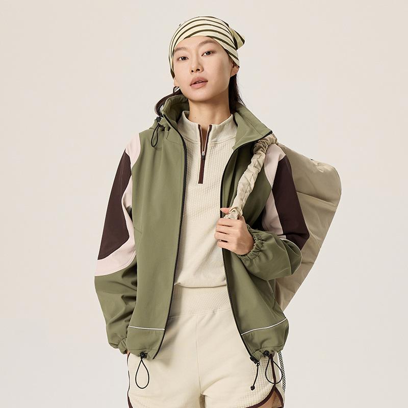 Colorblock Water-Repellent Softshell Jacket with Elastic Hem and Fleece Lining