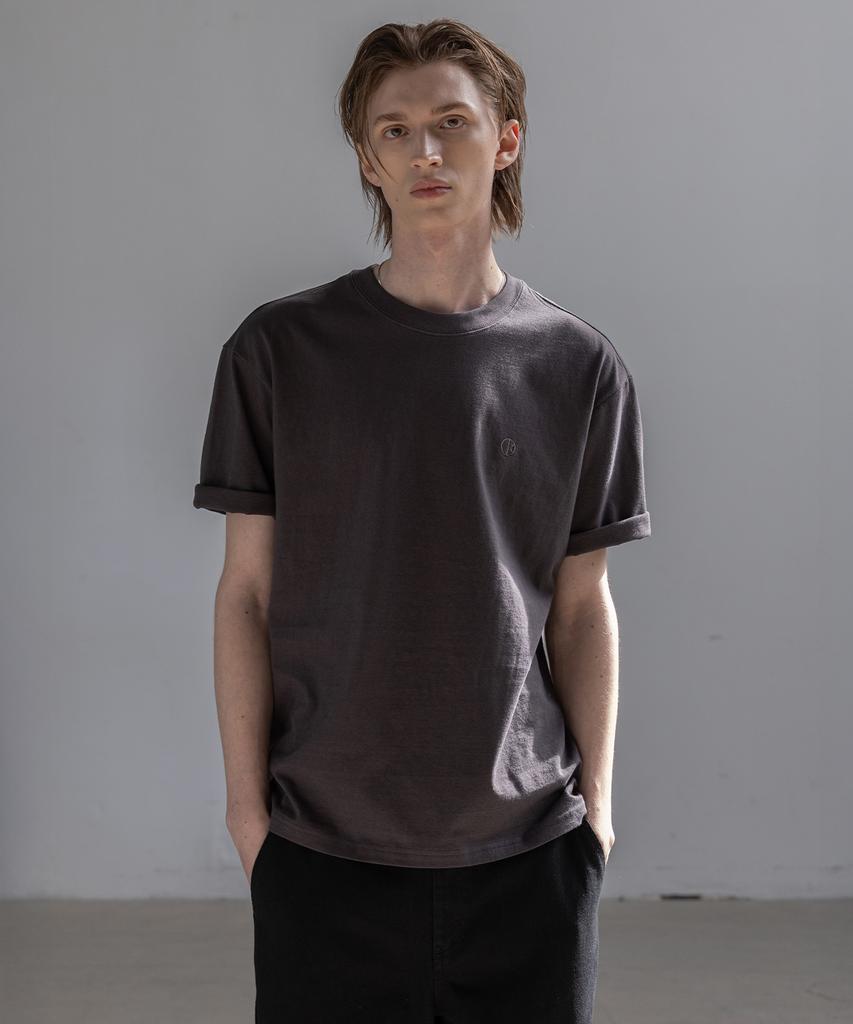 Dekkoloso Unisex Essential Regular Fit Logo Embroidered Short Sleeve T-Shirt [Charcoal]