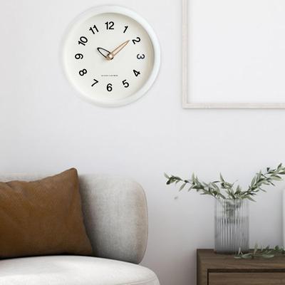Horloge murale de 10 pouces avec grands chiffres, minimaliste, décorative, à suspendre sur