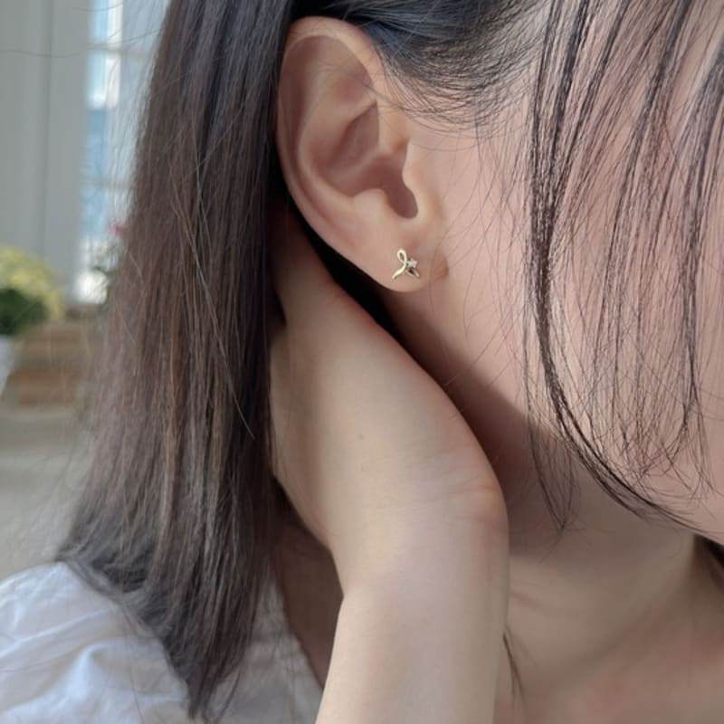 youngglow 14k whale tail cubic piercing