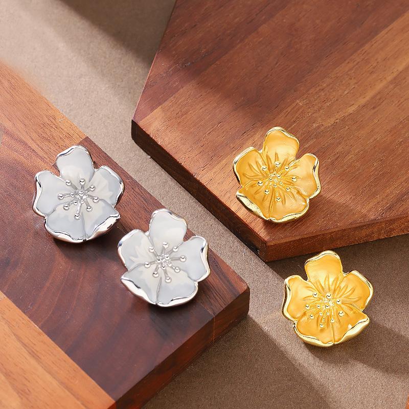 Fashion temperament simple three-dimensional pleated stamen flower stud earrings light luxury high-end earrings high luxury holiday style earrings
