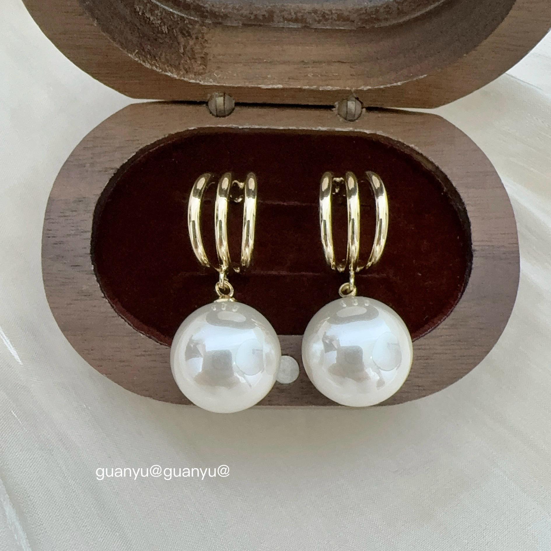 

Elegant C-Shaped Metal & Faux Pearl Stud Earrings - Women s Light Luxury, Versatile, Niche Fashion