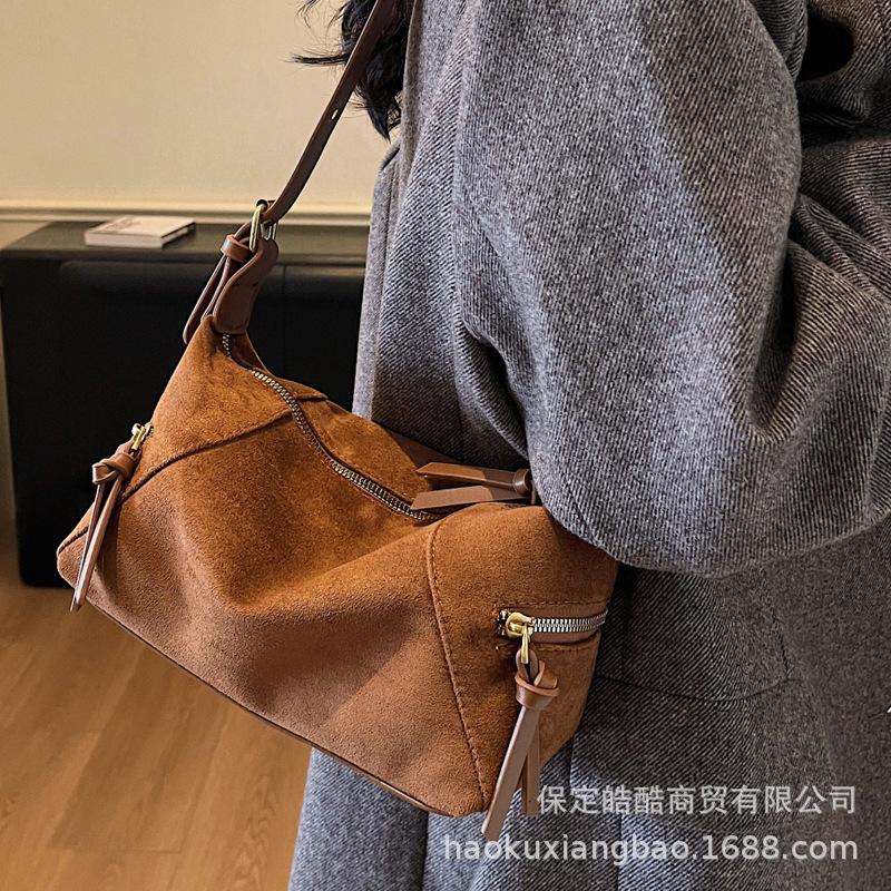 Autumn and winter super fire niche retro suede handbag 2025 new high-end underarm bag exquisite foreign style messenger bag