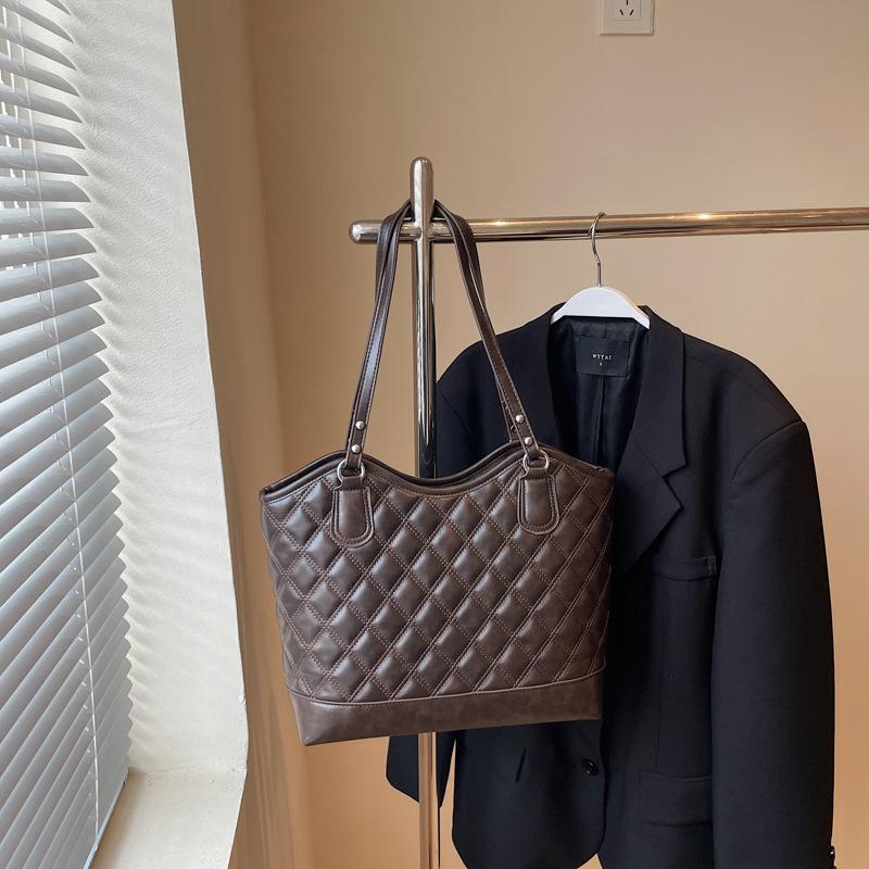 

Autumn large-capacity diamond tote women s bag 2025 new fashion retro handbag temperament casual vegetable basket bag