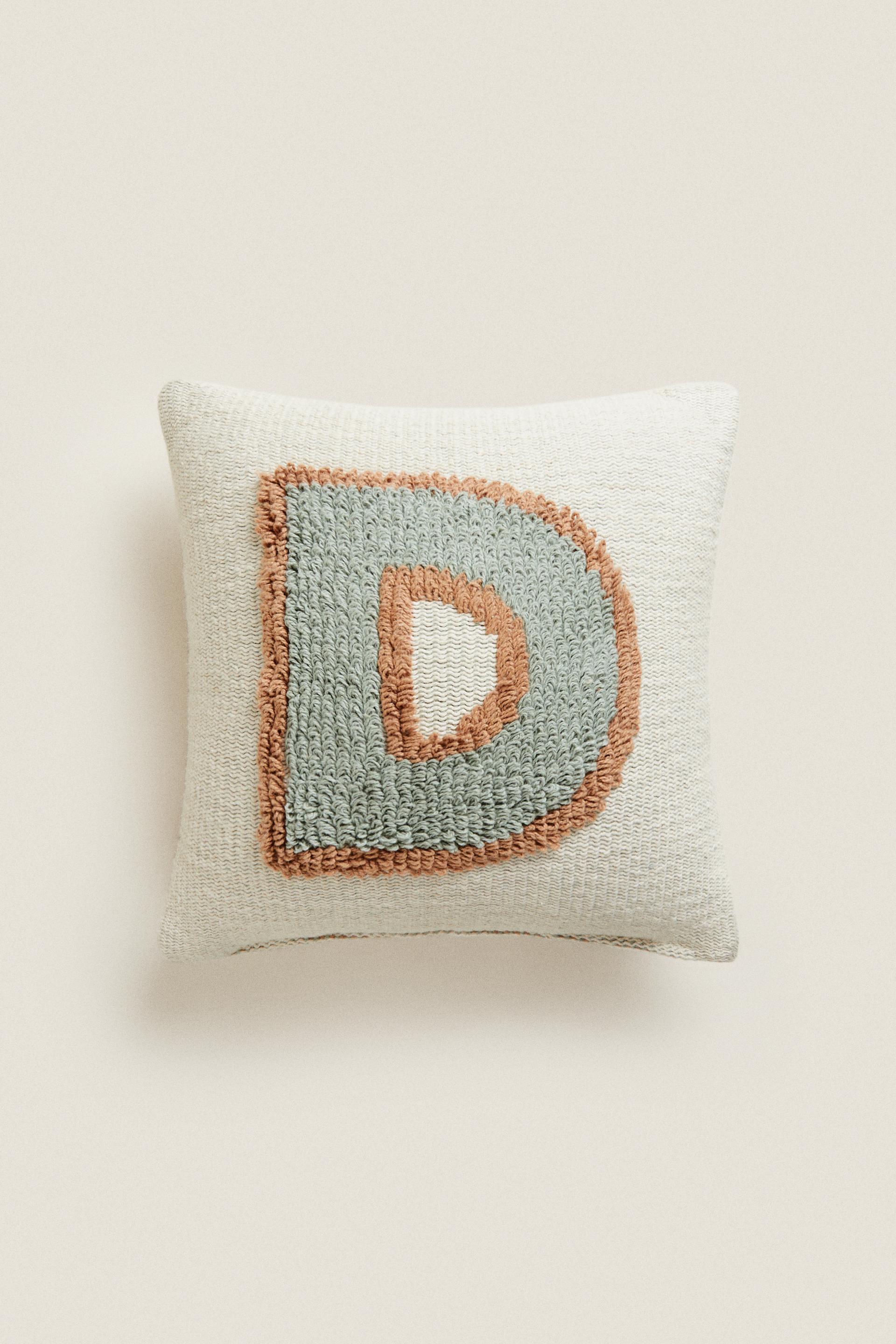 

LETTER D CUSHION