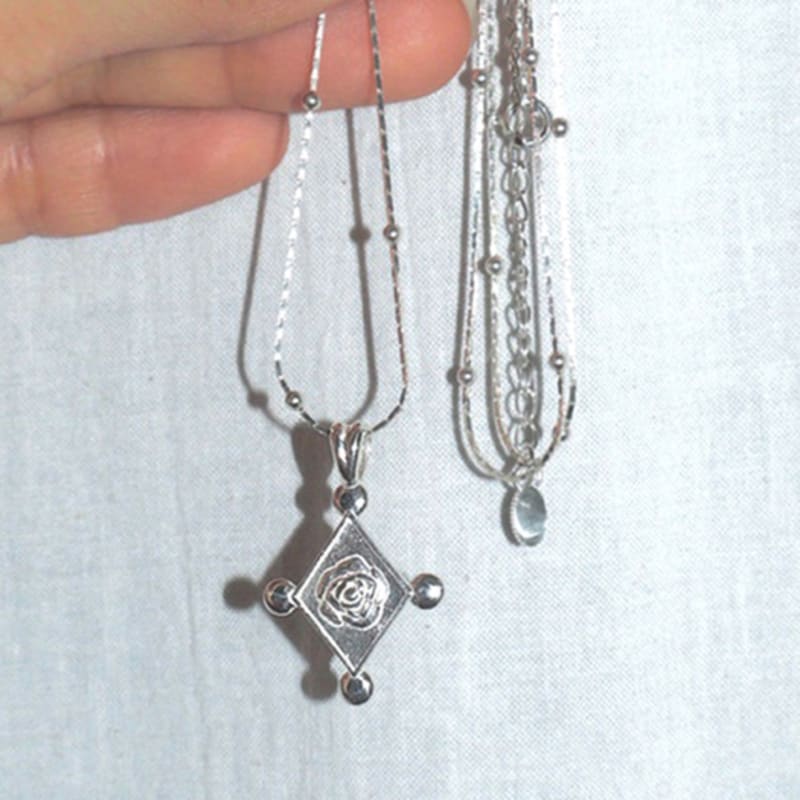 LOASI lovely rose. rose frame necklalce