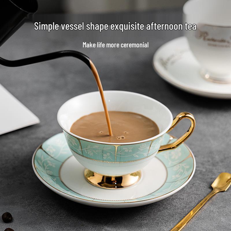 Elegant Europeisk Keramisk Kaffekopp - Snygg Lyxig Gåva för Kvinnor, Perfekt för Kontoret eller Kaféet.
