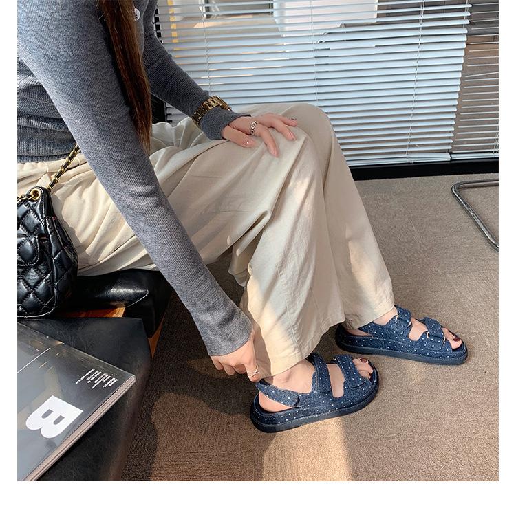 

Модные женские джинсовые сандалии с двойным ремешком от известного дизайнера, в горошек, джинсовые, на толстой платформе, сандалии женские, плоские, холщовые, с пряжкой, сандалии 2025 6