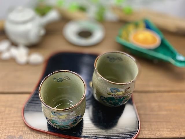 Kutani [couple Teacup] Treasure-filled “Ura-e”