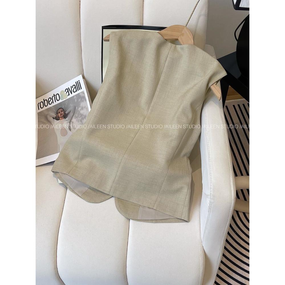 Spring and Autumn Top with  Round Neck and Slim Fit Exuding Sense of Luxury Women's Vest