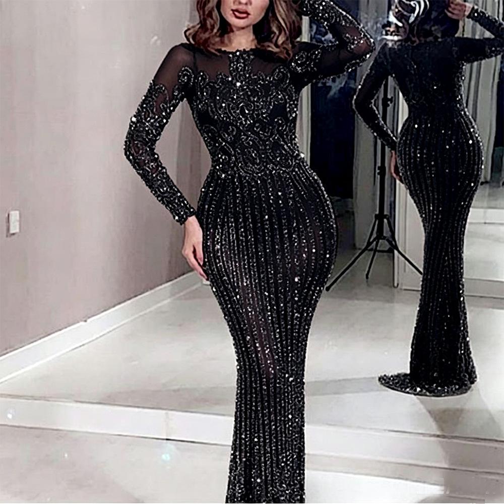 Robe élégante à paillettes dorées, taille moyenne, coupe ajustée et poitrine drapée