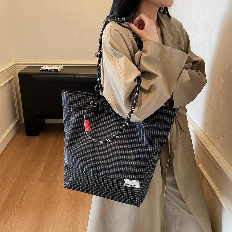Outdoor plaid shoulder bag women's new casual versatile tooling large-capacity portable tote bag