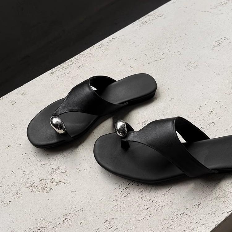 Sheepskin version~ French metal pinch flip-flops for summer wear 2025 new flat-bottomed holiday beach sandals