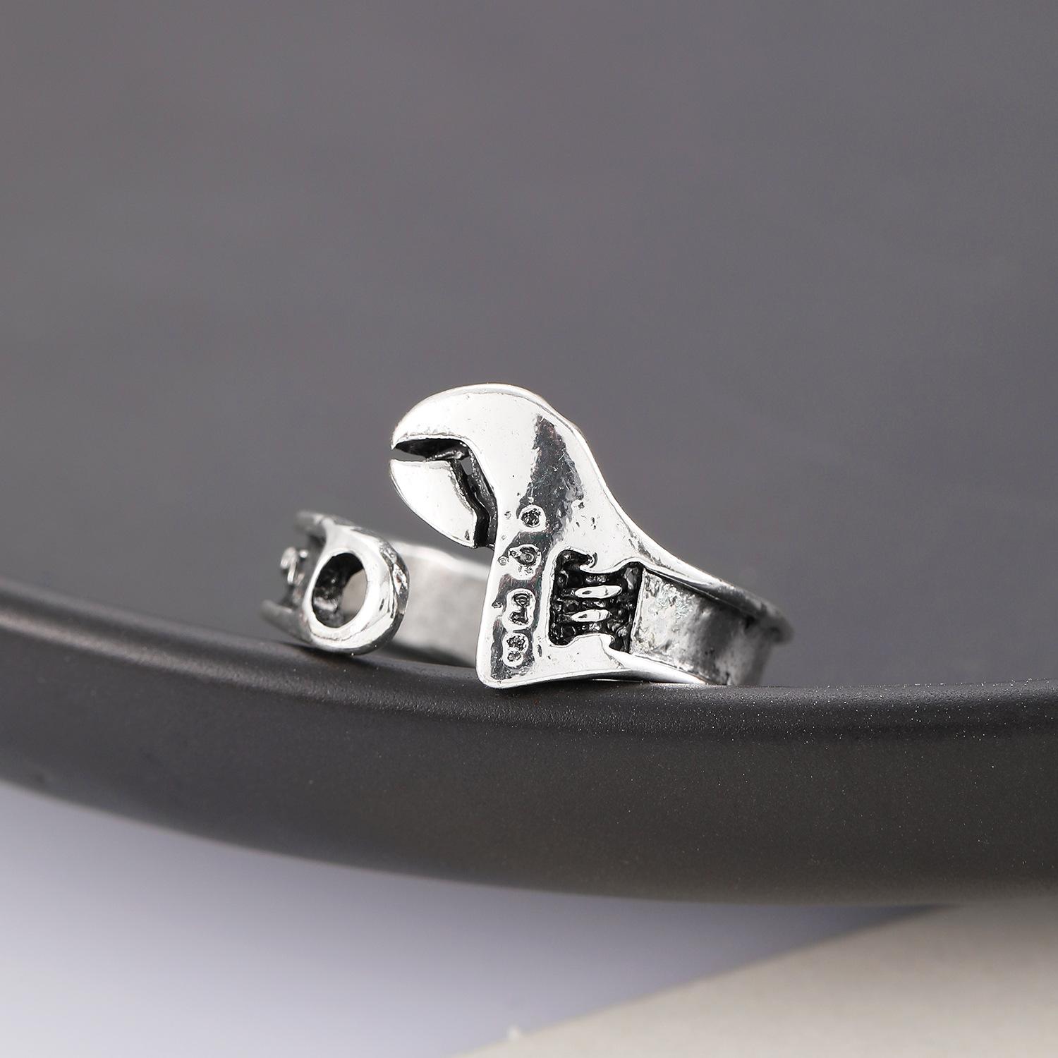 

Ретро Винтаж Хип-Хоп Личность Оригинальность Гаечный Ключ Плоскогубцы Инструмент Открывающиеся Кольца 1 pcs