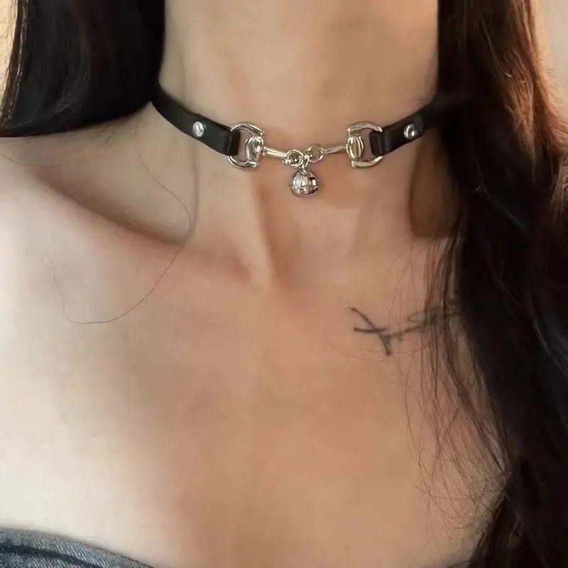 Štýlový pikantný kožený zvončekový choker náhrdelník – Unikátny menšinový dizajn