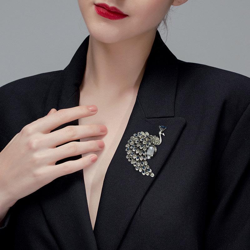 Elegant High-End Peacock Crystal Brooch for Women – Perfect for Cardigans, Jackets, Shawls, and As a Stylish Corsage Pin.