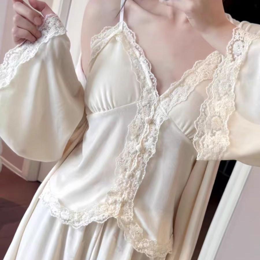 Schickes Herbst/Winter Damen Pyjama-Set aus goldenem Samt mit Brustpolstern - Dreiteilige Homewear für drinnen und draußen im Femme Fatale Stil