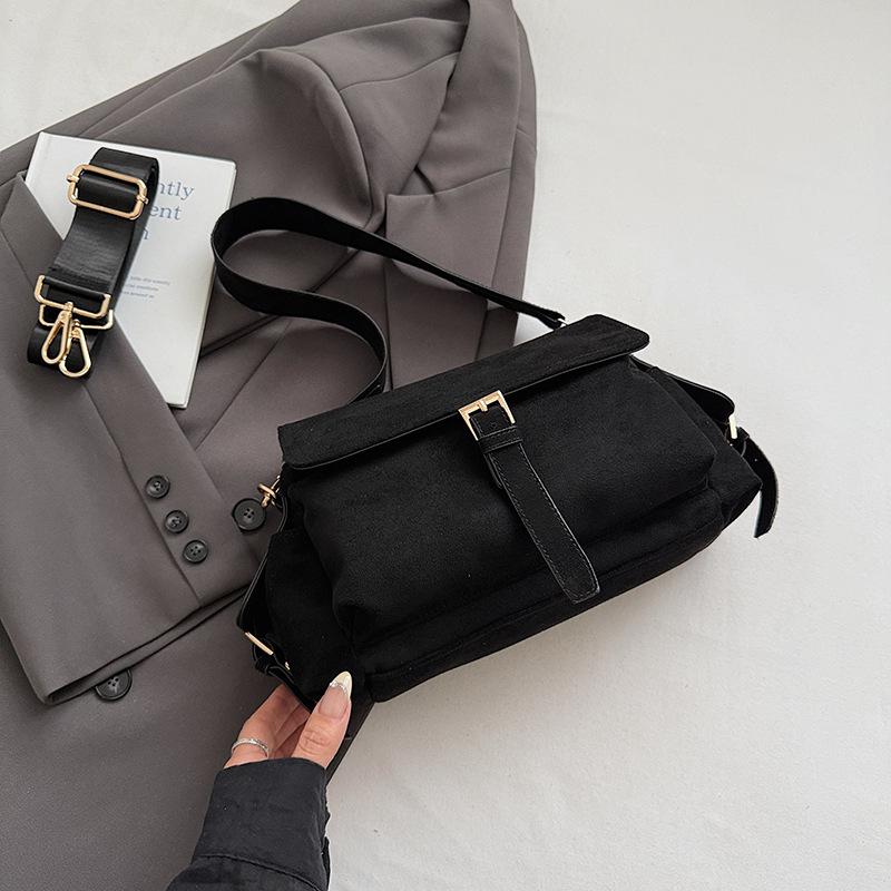 

Темпераментная повседневная простая сумка-мессенджер из изысканной модной замши, новая осенняя женская сумка через плечо 2025 чёрный