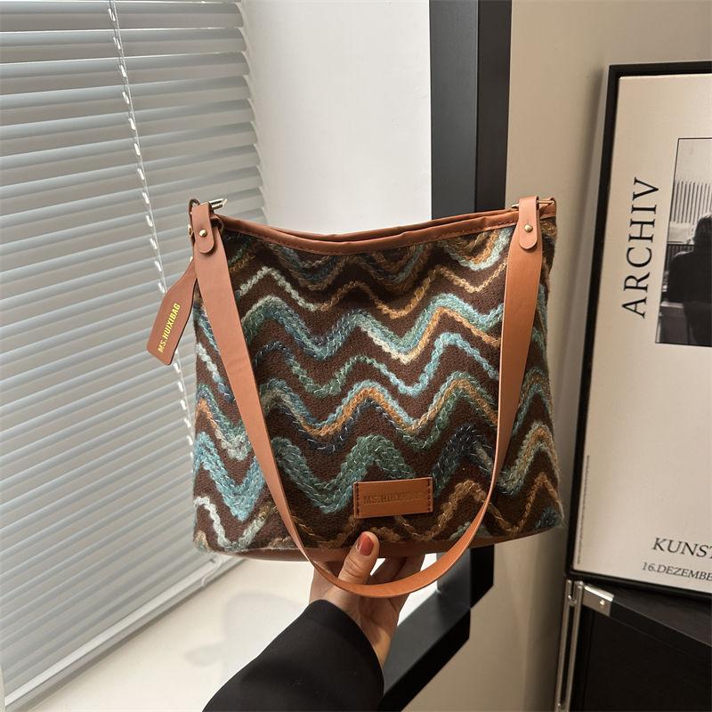 

French Simia Bucket Bag Women s 2025 Spring New Korean Version Versatile Shoulder Large Capacity Messenger Bag коричневый