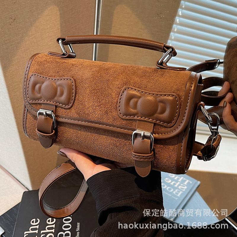 Retro small bag women's autumn and winter versatile 2025 new simple casual messenger bag this year popular portable small square bag