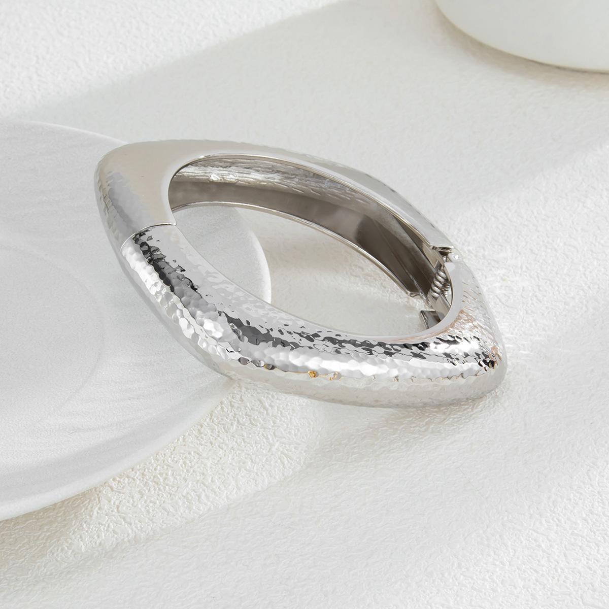 

Ювелирные изделия Мода Нерегулярный Преувеличенный Браслет-Молот Женский Премиум Дизайн Чувство Сплава Ювелирные Изделия Легкая Роскошь Рука