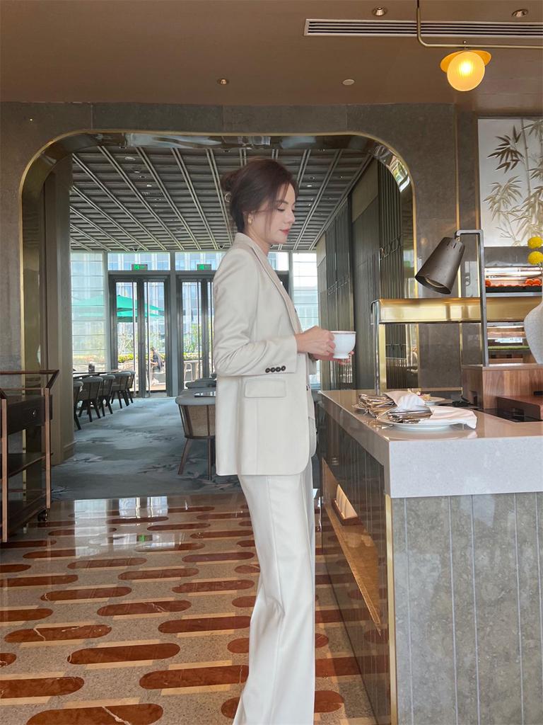 Executive Women's 3-Piece Suit: Autumn/Spring Vest & Straight-Leg Pants for a Powerful, Professional Look