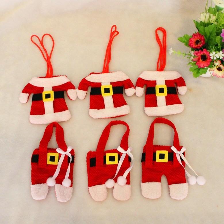 Festliche Weihnachts-Tischdekoration mit charmanten Weihnachts-Besteckhaltern und Mini-Outfits