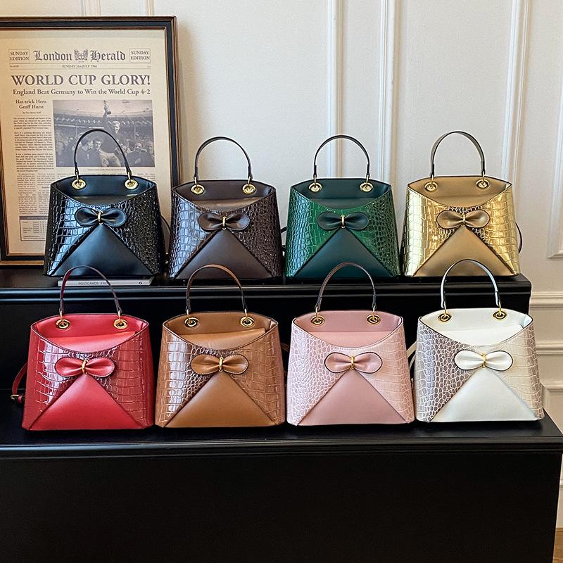 Small-scale Design Handbag - Crocodile-pattern Bucket Bag - Elegant Commuter Single-shoulder Crossbody Bag