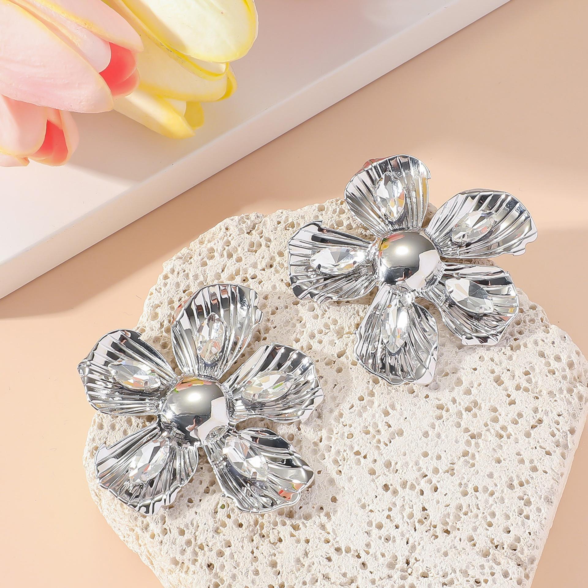 

Vintage Flower-Inlaid Colorful Rhinestone Zircon Earrings Fashionable And Exaggerated Five-Petal Flower Women s Earrings