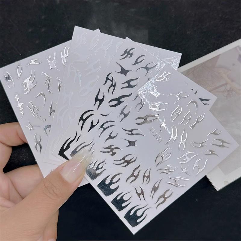 Samoprzylepne naklejki na paznokcie 3D tłoczone płomienie Aurora ciernie srebrny laser (2025)