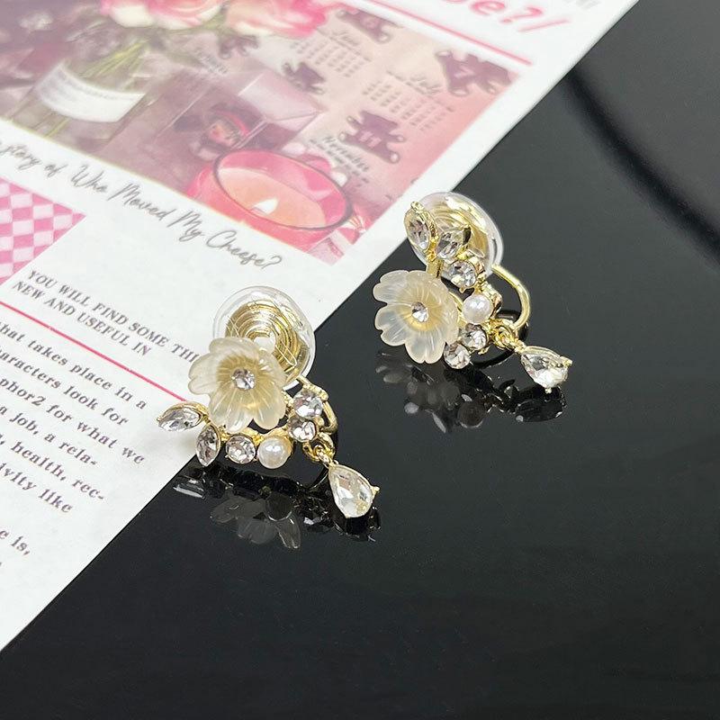 Korean Style Retro Pearl Ear Clip for Women - Mosquito Coil Holder, No Piercing, High-End, Fashionable and Versatile Luxury Earrings