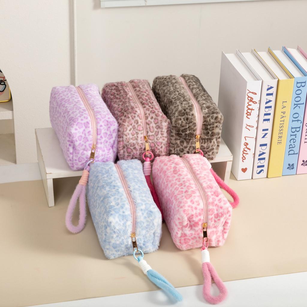 Nordic Style Leopard Pattern Cosmetic Organizer With Plush Material And Zipper Closure For Women