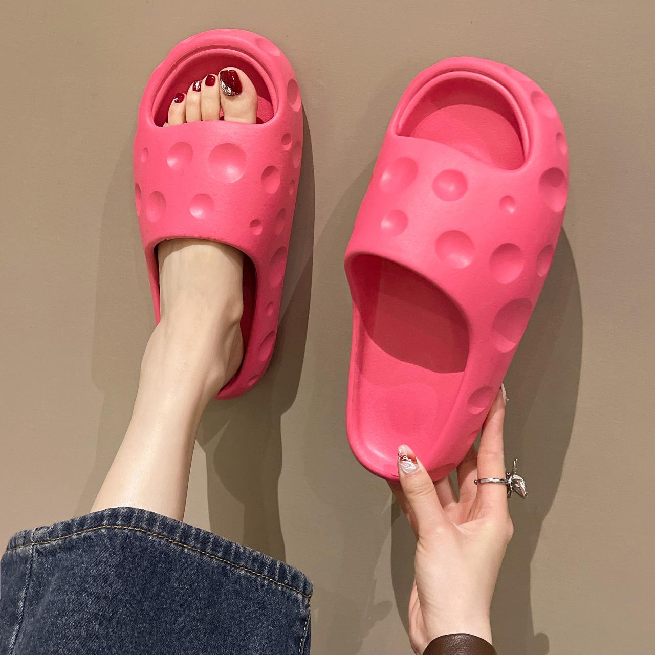 

Женские тапочки из ЭВА на толстой подошве 2024 года, летняя новинка премиум-класса для ванной комнаты, мягкая подошва, противоскользящая, дышащая, удобная обувь 36 розы красного