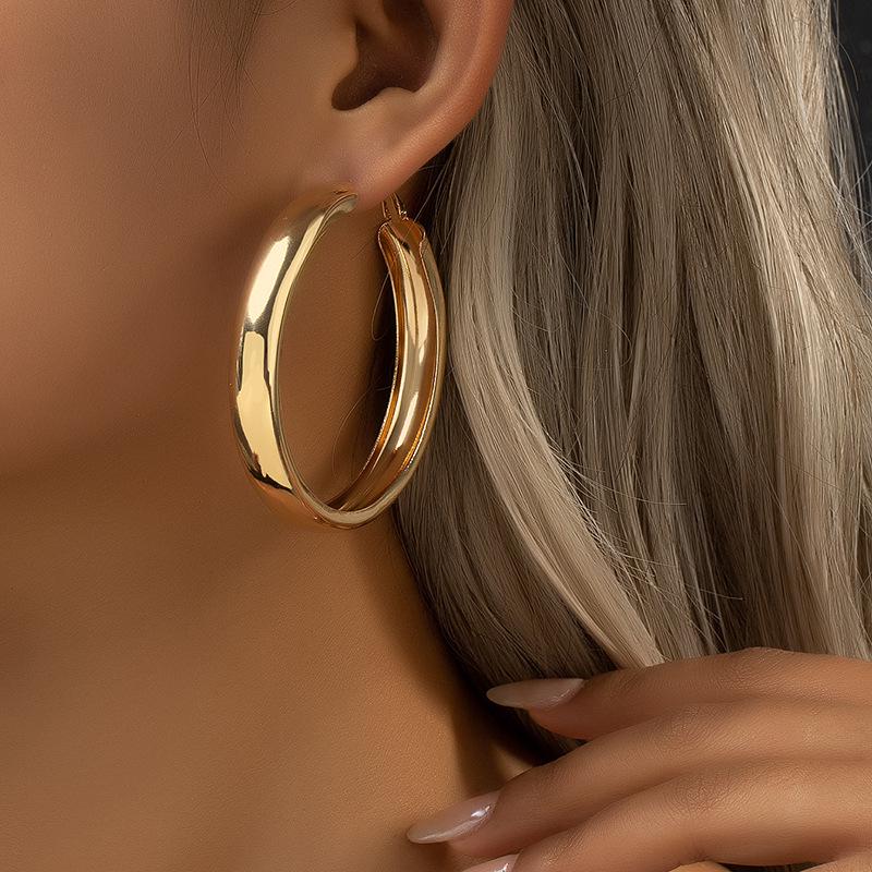 Exaggerated Geometric Metal Hoop Earrings with Smooth Round Design for a High-End, Simple, and Bold Look