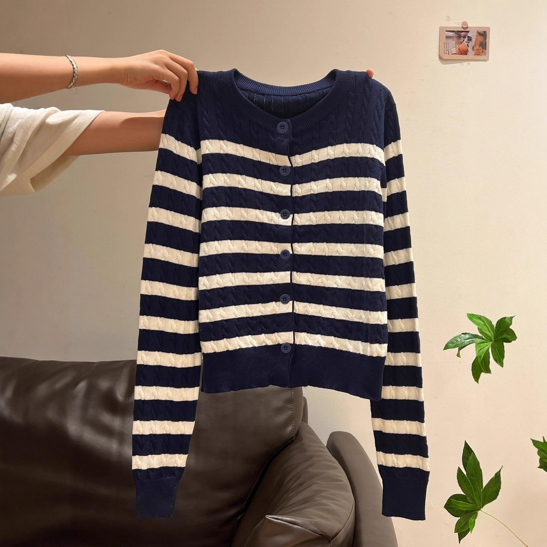 

Andy fleece washing water, blue and white striped contrasting color crew neck knitted cardigan women s autumn twist sweater lazy coat One size