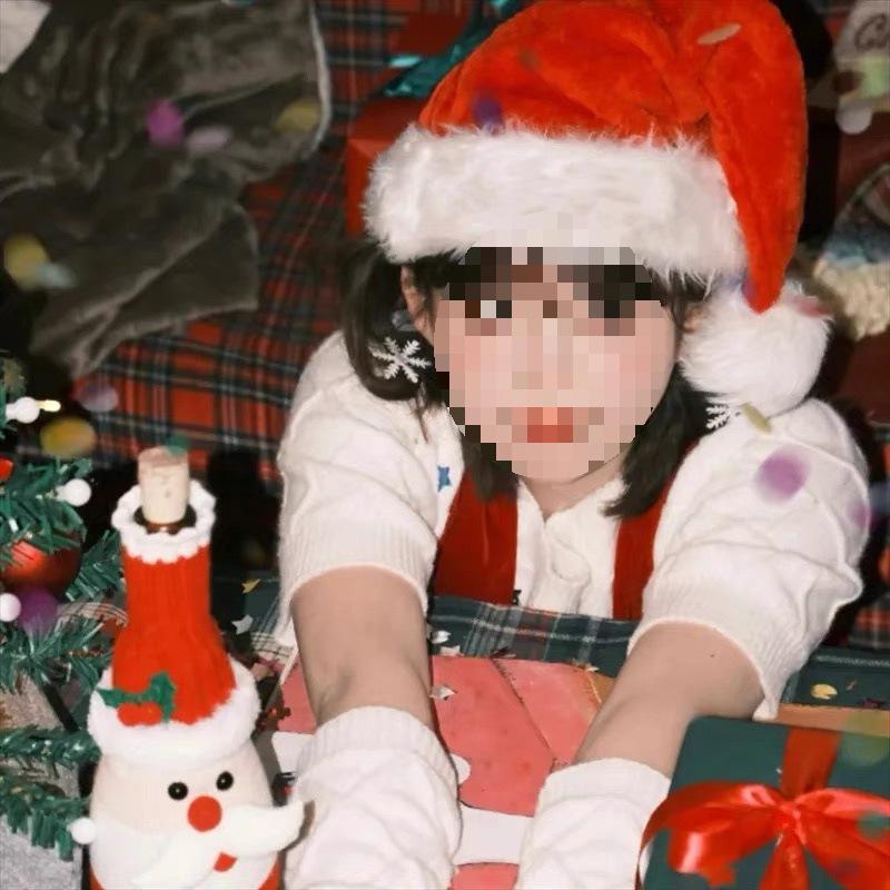 Christmas Tree Hat with Cute Santa Legs - Festive Headwear for Men & Women, Perfect Christmas Gift & Photo Prop