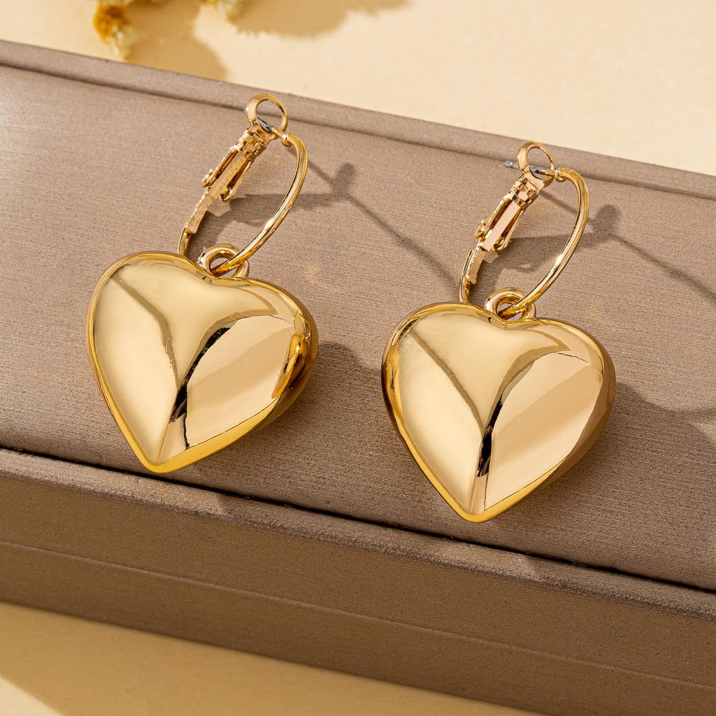 A Pair of Women's Fashionable Dangle Earrings, Smooth Heart-Shaped Ccb Pendant Earrings, Simple and Unique Hip-Hop Earrings, Suitable for Daily 