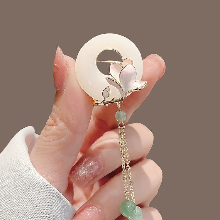 

Elegant Chinese Tulip Tassel Safety Brooch: High-End Cheongsam Corsage Pin