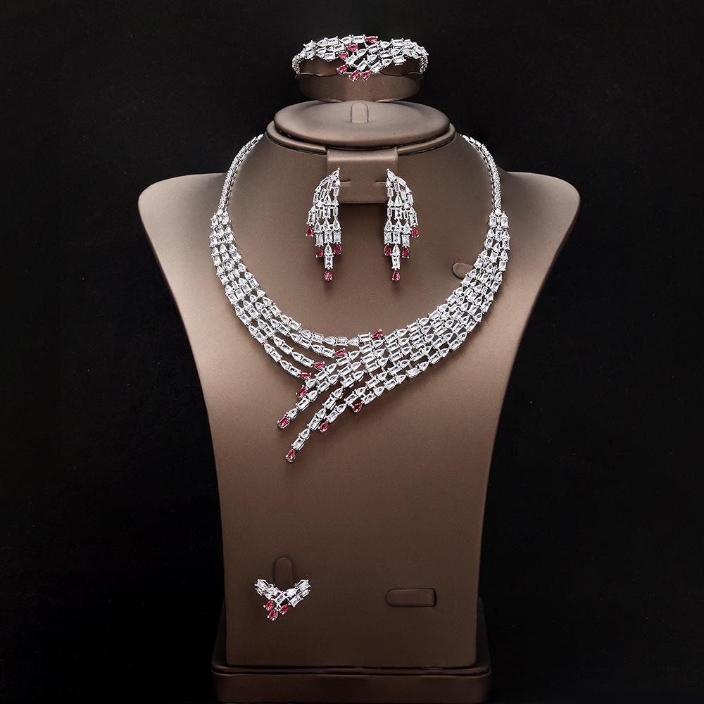 Luxus Rubinpendant-Ketten- und Ohrring-Set - 4-teiliges Hochzeits- und Abendaccessoire-Set