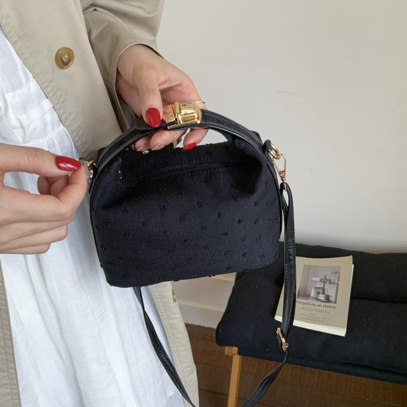 

Summer new design fashion handbag women s 2025 niche senior commuter personality casual messenger bag чёрный
