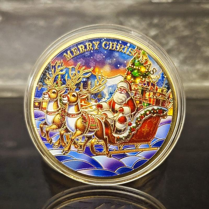 

Цветные монеты Санта-Клауса в канун Рождества - праздничные медали и подарки золотой